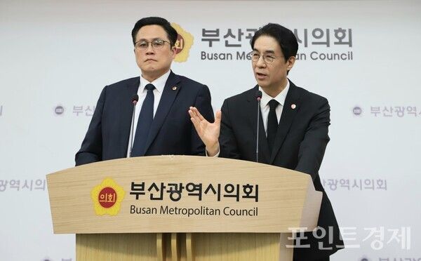 이승연 부산시의원(수영구 제2선거구)과 김정욱 해운대구 제1선거구 예비후보가 23일 오후 부산시의회 브리핑룸에서 공동 기자회견을 열고 각자 소속 당협의 공천 과정을 강도 높게 비판하고 있다. (사진=윤선영) ⓒ포인트경제