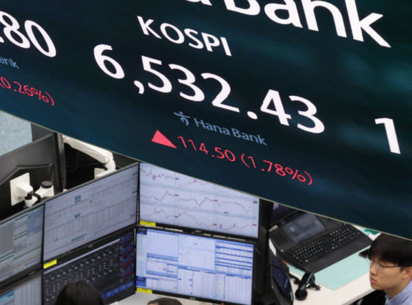 23일 오전 서울 중구 하나은행 딜링룸 /사진=뉴시스