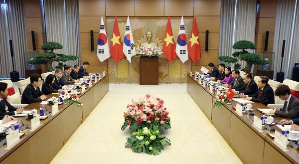 이재명 대통령과 쩐 타인 만 베트남 국회의장이 23일(현지 시간) 하노이 국회에서 면담을 하고 있다. /사진=뉴시스