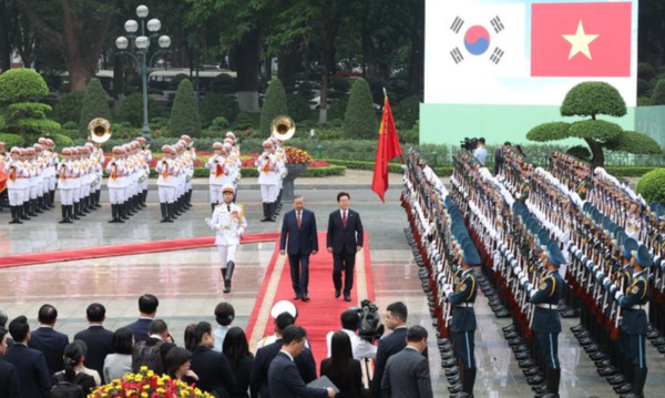 이재명 대통령과 또 럼 베트남 당 서기장 겸 국가주석이 22일(현지 시간) 베트남 하노이 주석궁 대정원에서 열린 공식환영식에서 의장대를 사열하고 있다. /사진=뉴시스