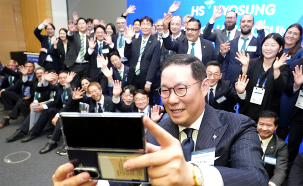 조현상 HS효성 부회장이 'HS효성나이트' 참석자 및 임직원과 기념 촬영을 하고 있다. /HS효성 제공