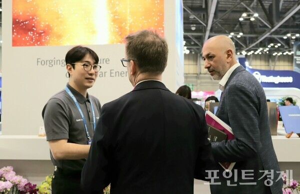 허욱 태웅 사장(왼쪽)이 지난 23일 부산 벡스코에서 열린 ‘2026 부산국제원자력산업전(INEX 2026)’에서 프랑스 바이어와 대화를 나누고 있다. (사진=윤선영) ⓒ포인트경제