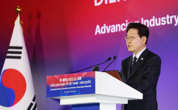 이재명 대통령이 23일(현지 시간) 베트남 하노이 한 호텔에서 열린 한-베트남 비즈니스 포럼에서 축사를 하고 있다. /사진=뉴시스