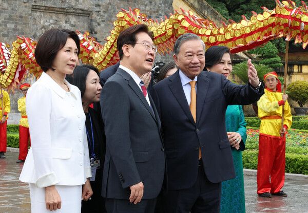 이재명 대통령과 김혜경 여사가 24일(현지 시간) 유네스코 세계 문화유산으로 등재된 베트남 하노이 탕롱황성을 방문해 또 럼 당 서기장 겸 국가주석, 응오 프엉 리 여사와 기념촬영에 앞서 대화하고 있다. /사진=뉴시스