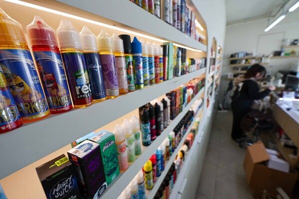 서울시내 한 전자담배 판매점에 합성 니코틴 소재 전자담배 액상이 진열돼 있다. /사진=뉴시스