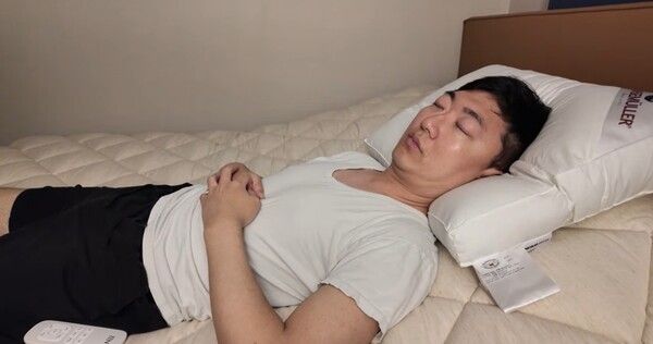 '충주맨' 김선태가 N32 매트리스에서 자고 있는 영상 갈무리 /시몬스 제공