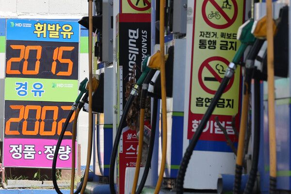 지난 19일 서울 시내 한 주유소에 유가 정보가 게시돼 있다. /사진=뉴시스