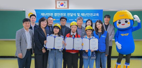 현대건설 이형석 재경본부장(뒷줄 중앙)과 건설산업사회공헌재단 이재식 사무처장(앞줄 맨 왼쪽), 플랜코리아 이재명 실장(뒷줄 맨 오른쪽), 경상남도창원교육지원청 관계자 등이 행사 사진을 촬영하고 있다. /현대건설 제공