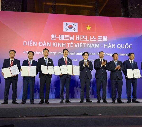 23일 베트남 하노이에서 열린 한-베트남 비즈니스포럼에서 SK가 베트남 정부기관과 AI 생태계 조성을 위한 업무협약(MOU)을 체결하고 있다. 사진은 왼쪽에서부터 응오 반 뚜 NASU CEO, 황 반 꽝 PV파워 회장, 정재헌 SK텔레콤 CEO,&nbsp; 추형욱 SK이노베이션 CEO, 김정관 산업통상부장관, 응오 반 뚜언 베트남 재무부 장관, 베트남 응우옌 칵 탄 응에안성 서기장, 보 쫑 하이 응에안성 인민위원장 /SK 제공