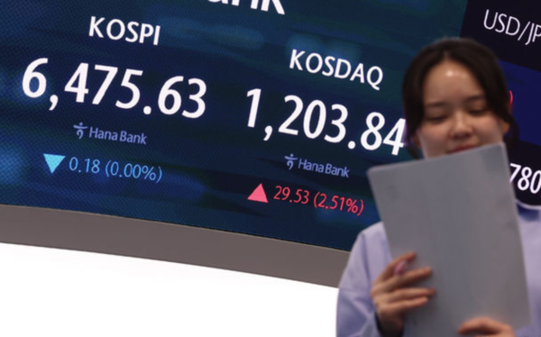 24일 오후 서울 중구 하나은행 딜링룸 전광판 /사진=뉴시스