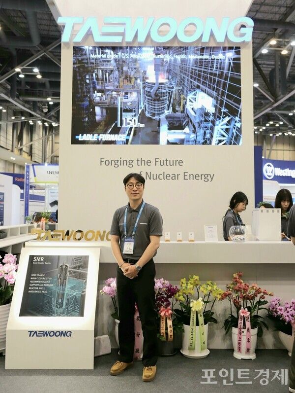 ㈜태웅이 INEX 2026에 마련한 전시 부스에서 ‘Forging the Future of Nuclear Energy’를 슬로건으로 SMR 핵심 부품과 제강 설비 영상을 선보인 가운데 허욱 태욱 사장이 지난 23일 본지와 인터뷰를 가진 뒤 부스 앞에서 기념촬영을 하고 있다. (사진=윤선영) ⓒ포인트경제
