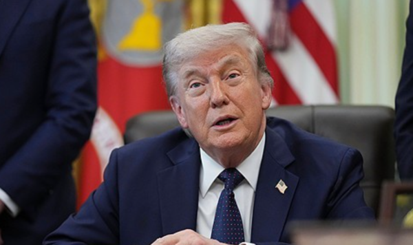 도널드 트럼프 대통령이 23일 목요일 워싱턴 백악관 집무실에서 이스라엘과 레바논 대사 간의 회담에서 연설하고 있다. /AP=연합뉴스