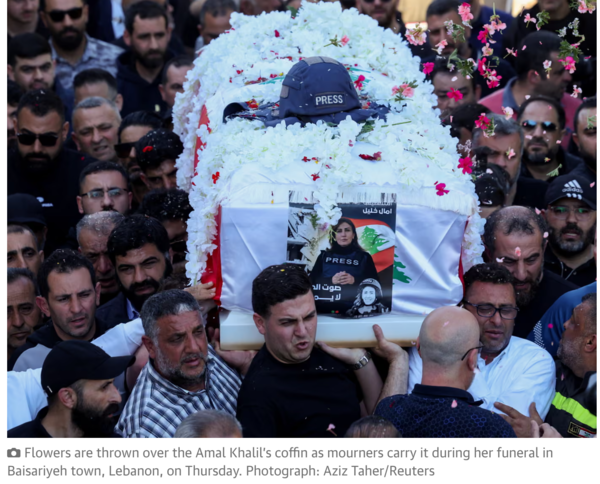 23일(현지시간) 레바논 바이사리예 마을에서 열린 아말 칼릴의 장례식에서 조문객들이 그녀의 관을 운구하는 동안 꽃을 던지고 있다. /가디언지 갈무리
