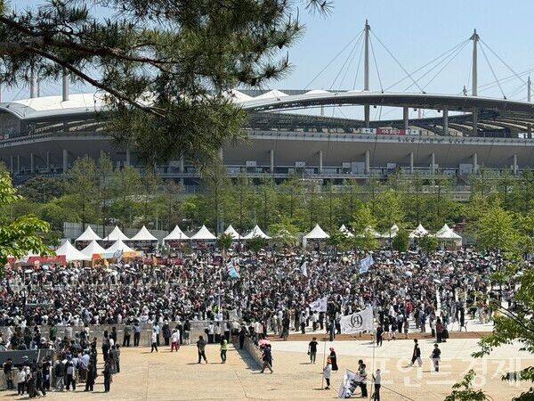 25일 성산동 문화비축기지에서 열리는 '히어로락 페스티벌 2026'. 관객들이 모여든 모습 /사진=명은별&nbsp;ⓒ포인트경제