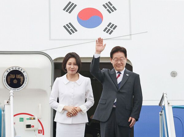 베트남 국빈 방문 일정을 마친 이재명 대통령과 김혜경 여사가 24일(현지 시간) 베트남 하노이 노이바이 국제공항에서 인사하고 있다./사진=뉴시스