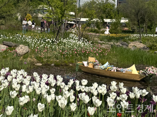 25일 서울 강서구 서울식물원 호수에 꽃으로 장식된 배가 떠 있다. /사진=심다온 ⓒ포인트경제