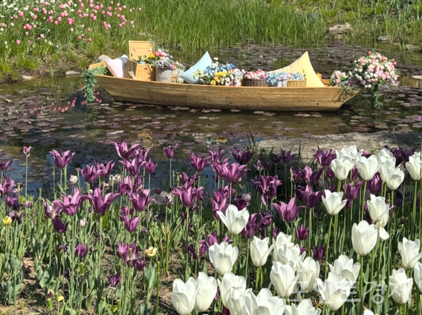 25일 서울 강서구 서울식물원 호수에 꽃으로 장식된 배가 떠 있다. /사진=심다온 ⓒ포인트경제