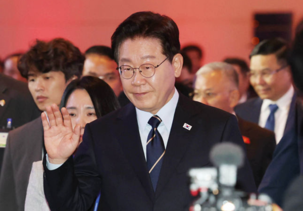 이재명 대통령이 23일(현지 시간) 베트남 하노이 한 호텔에서 열린 한-베트남 비즈니스 포럼에서 축사를 마친 뒤 퇴장하며 인사하고 있다. /사진=뉴시스