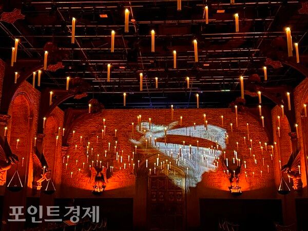 지난 26일&nbsp;천장에 촛불 장식이 설치된 마법학교 분위기의 전시 공간/사진=박진우 특파원 ⓒ포인트경제