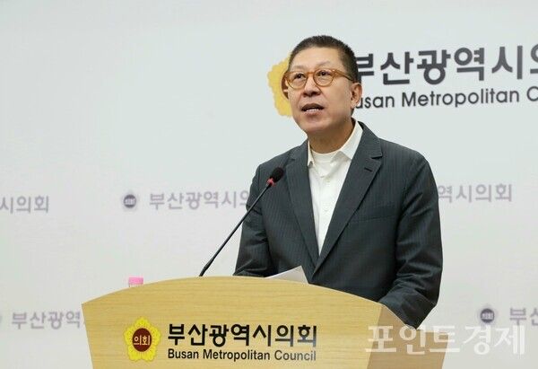 박형준 부산시장이 27일 오후 부산시의회 브리핑룸에서 기자회견을 열고 6.3 지방선거 부산시장 예비후보 등록과 함께 3선 도전을 공식 선언하고 있다. (사진=윤선영) ⓒ포인트경제