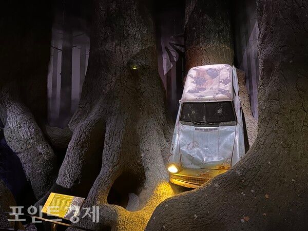 지난 26일&nbsp; 론 위즐리 가족의 하늘을 나는 자동차 ‘포드 앵글리아’를 재현한 전시물/사진=박진우 특파원 ⓒ포인트경제