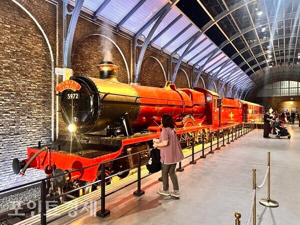 붉은색 ‘호그와트 익스프레스’ 열차/사진=박진우 특파원 ⓒ포인트경제