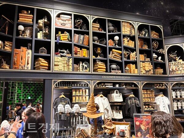 지난 26일&nbsp;워너 브라더스 스튜디오 내부 기념품 매장/사진=박진우 특파원 ⓒ포인트경제