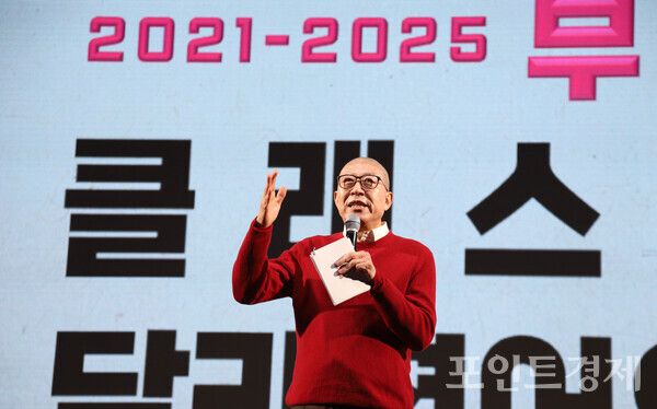 박형준 부산시장이 24일 오후 부산 동래구 사직실내체육관에서&nbsp;진행된 시정보고회에 삭발한 모습으로 무대에 올라 6천여명 앞에서 시정 성과와 향후 과제를 직접 밝히고 있다. (사진=윤선영) ⓒ포인트경제