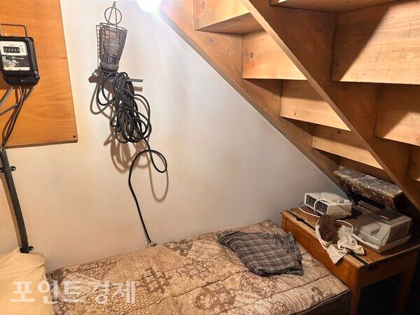 지난 26일&nbsp; 해리포터의 어린 시절 공간인 ‘계단 밑 벽장 방’을 재현/사진=박진우 특파원 ⓒ포인트경제