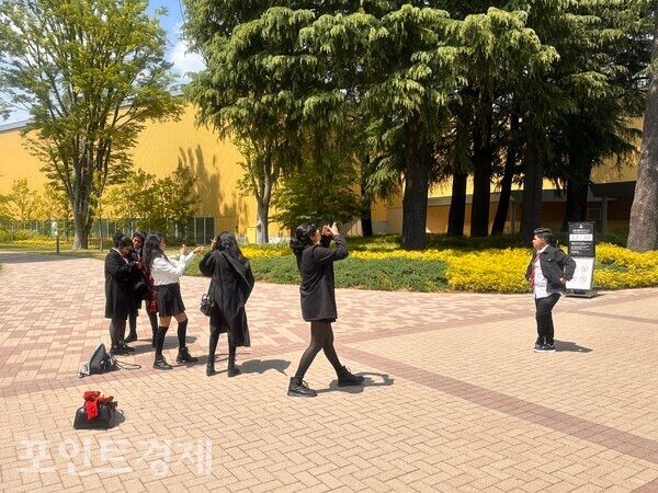 관람객들이 스튜디오 외부 광장에서 마법학교 의상을 입고 기념사진을 촬영하고 있다/사진=박진우 특파원 ⓒ포인트경제