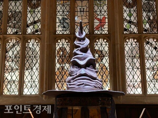 지난 26일&nbsp; 법학교 신입생의 기숙사를 배정하는 ‘분류 모자(Sorting Hat)’/사진=박진우 특파원 ⓒ포인트경제