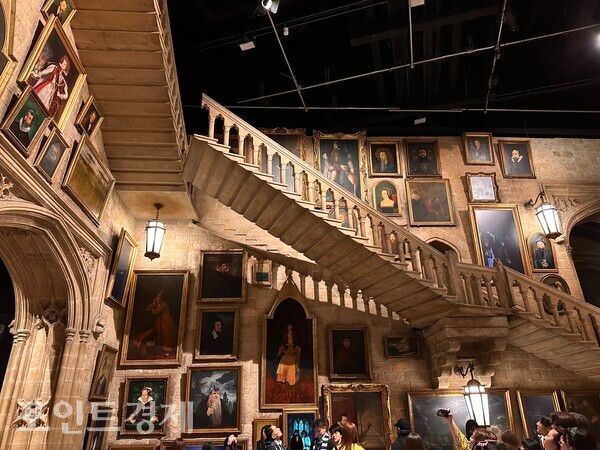 지난 26일&nbsp; 마법학교 계단과 초상화 공간을 재현한 전시 구역/사진=박진우 특파원 ⓒ포인트경제