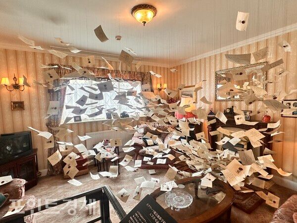 해리포터가 어린 시절 지냈던 더즐리 가족 집에&nbsp;수많은 편지가 날아드는 장면/사진=박진우 특파원 ⓒ포인트경제