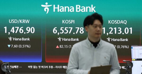 27일 오전 서울 중구 하나은행 딜링룸에서 전광판에 코스피 지수 /사진=뉴시스