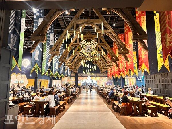 호그와트 대연회장 분위기로 꾸며진 푸드홀/사진=박진우 특파원 ⓒ포인트경제