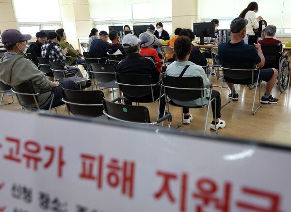 정부의 고유가 피해지원금 1차 신청·지급이 시작된 27일 세종시 조치원읍 북세종통합행정복지센터를 찾은 시민들이 피해지원금 신청을 하고 있다.&nbsp;/사진=뉴시스