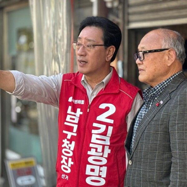 오는 6.3 지방선거에 출마한 국민의힘 김광명 부산 남구청장 후보가 선거운동 현장에서 만난 주민과 대화를 나누고 있다. /김광명 페북