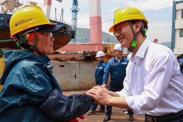 오는 6.3 지방선거 부산시장에 출마한 더불어민주당 전재수 국회의원(북구갑, 3선)이 28일 부산 영도구 깡깡이마을을 찾아 40년 넘게 수리조선소에서 일해 온 73세 노동자 이복순씨에게 후원회장직을 제안한 뒤 함께 손을 맞잡고 있다. /전재수 캠프