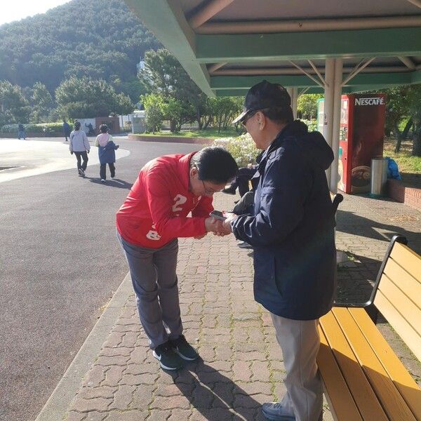 오는 6.3 지방선거에 출마한 국민의힘 김광명 부산 남구청장 후보가 선거운동 현장에서 만난 주민에게 90도 인사를 하고 있다. /김광명 페북