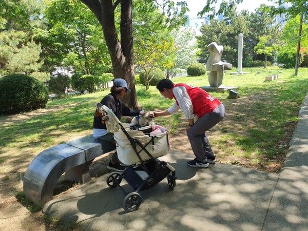 오는 6.3 지방선거에 출마한 국민의힘 김광명 부산 남구청장 후보가 반려견과 함께 공원을 찾은 주민과 대화를 나누고 있다. /김광명 페북