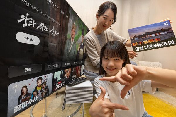 모델들이 지니 TV ‘왕과 사는 남자’ 프로모션을 소개하는 모습. /KT 제공