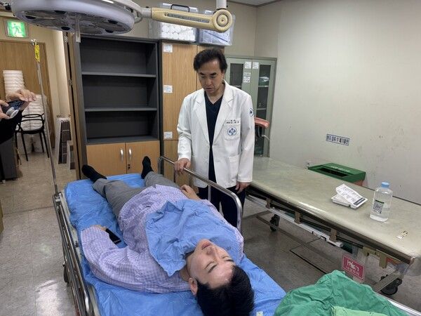 지난 27일 오전 8시 5분경&nbsp;부산 금정구 구서나들목 인근에서 출근길 유세를 하던 개혁신당 정이한(38) 부산시장 후보가 지나가던 승용차 운전자의 음료 테러를 피하려다 중심을 잃고 뒤로 넘어져 머리를 바닥에 부딪히는 부상을 입은 뒤 응급실에 입원해 있다. /정이한 캠프