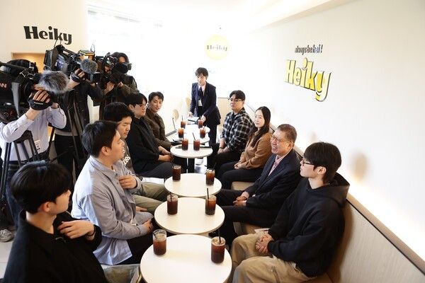 국민의힘 박형준 부산시장 후보가 29일 오전 10시 30분 부산시의회 브리핑룸에서 1호 공약으로 ‘청년 1억 자산 프로젝트’를 발표한 뒤 인근 커피숍에서 지역 청년들과 간담회를 진행하고 있다. /부산시청