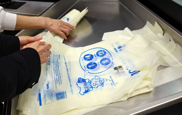 지난&nbsp;1일 서울 한 대형 마트에서 고객이 종량제 봉투를 구입하고 있다. /사진=뉴시스