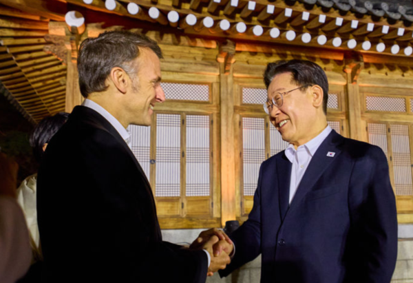 이재명 대통령과 에마뉘엘 마크롱 프랑스 대통령이 지난 2일 청와대 상춘재에서 열린 친교만찬에서 악수하고 있다. 사진=청와대