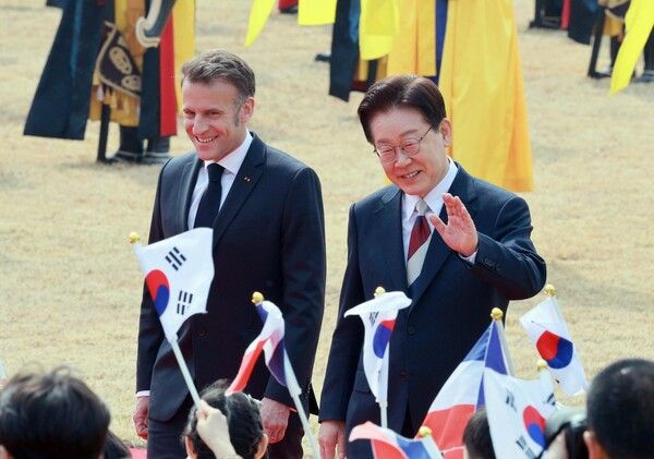 이재명 대통령과 에마뉘엘 마크롱 프랑스 대통령이 3일 청와대에서 열린 공식환영식에서 환영받고 있다. /사진=뉴시스