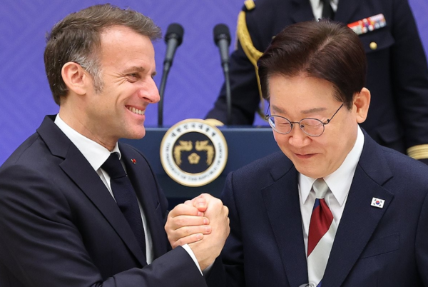 이재명 대통령과 에마뉘엘 마크롱 프랑스 대통령이 3일 청와대에서 열린 국빈 방한 환영 오찬에서 건배 후 손을 맞잡으며 포옹하고 있다. /연합뉴스