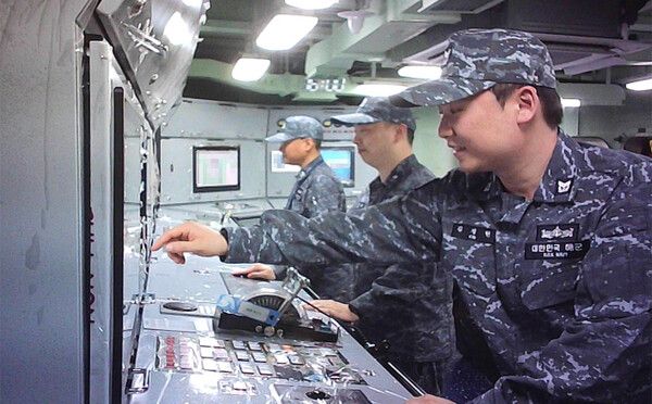 해군이&nbsp;양만춘함(DDH-I)&nbsp;통합기관제어체계(ECS)&nbsp;장비를&nbsp;운용하는&nbsp;모습