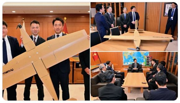 고이즈미 신지로 일본 방위상이 에어카무이 관계자들과 골판지 드론을 살펴보고 있다/고이즈미 신지로 X 갈무리(포인트경제)