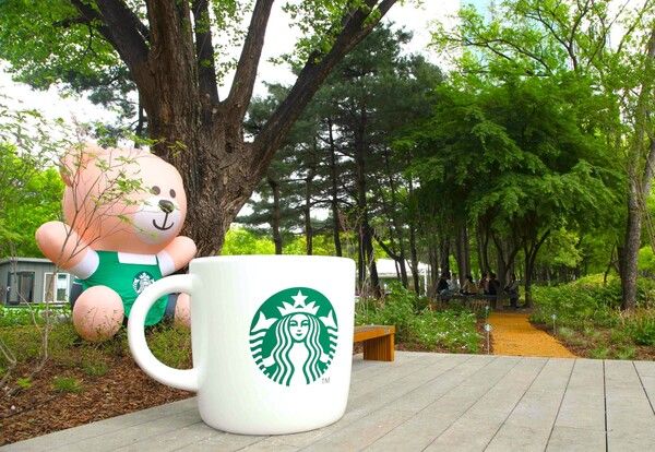 스타벅스가 서울숲공원에 재조성한 ‘쉬었다가길’ 내 이태리포플러 나무 포토존. /사진제공=스타벅스 코리아